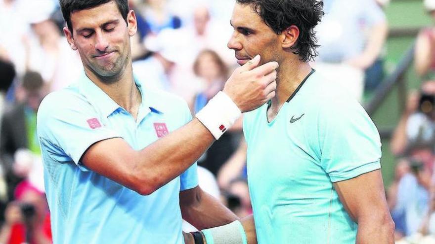 Djokovic felicita a Nadal tras la victoria del mallorquín.