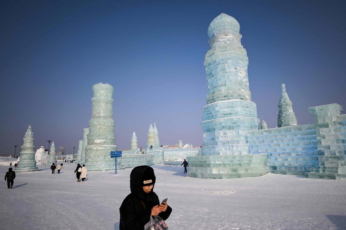 Esculturas y castillos de nieve en festivales de hielo de Moscú y  Heilongjiang, en el norte de China