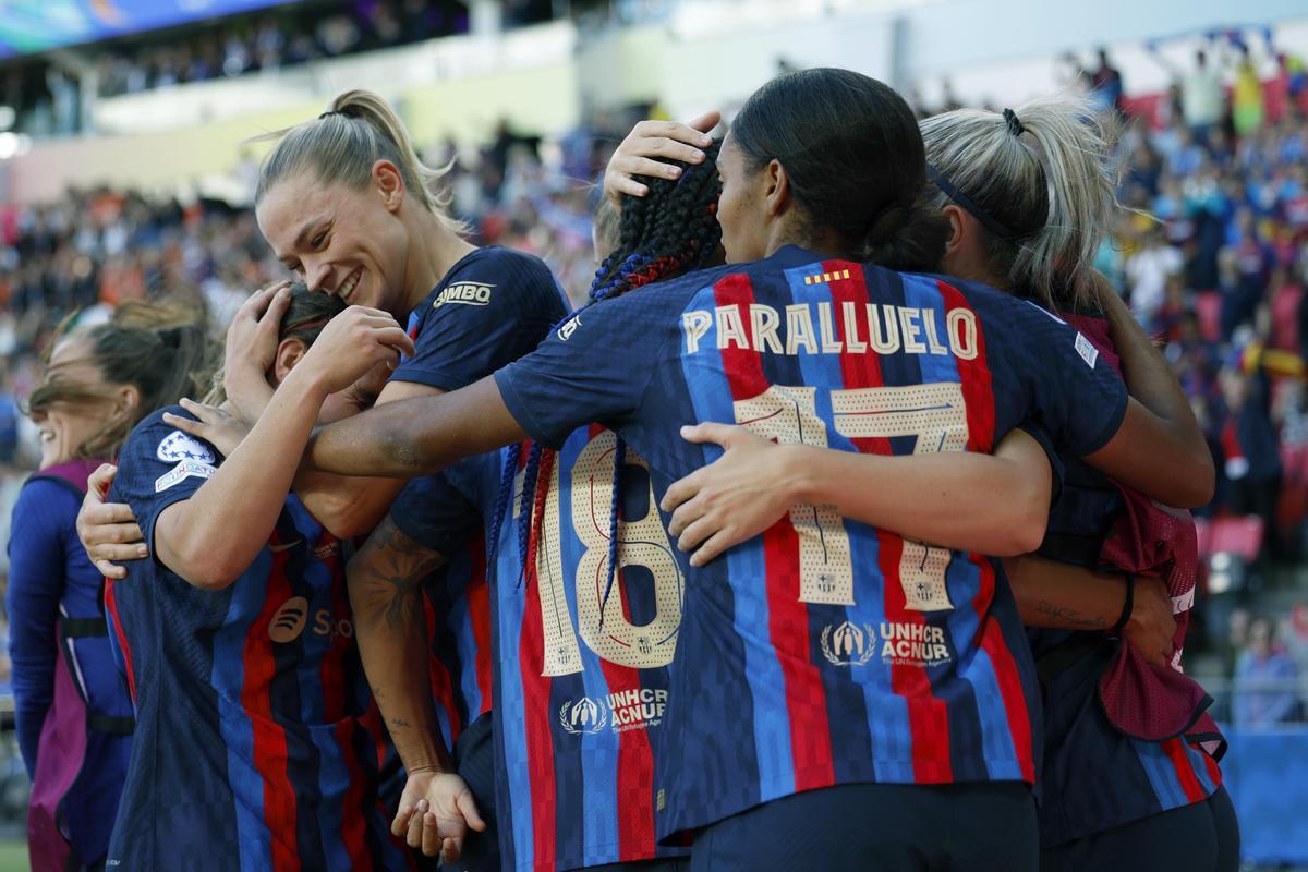 EINDHOVEN (PAÍSES BAJOS), 03/06/2023.- La defensa del FC Barcelona Fridolina Rolfo (c-i) celebra con sus compañeras tras marcar el 3-2 durante la final de la Liga de Campeones Femenina entre FC Barcelona y Wolfsburgo, este sábado en el Philips Stadion de Eindhoven. EFE/ Alberto Estévez