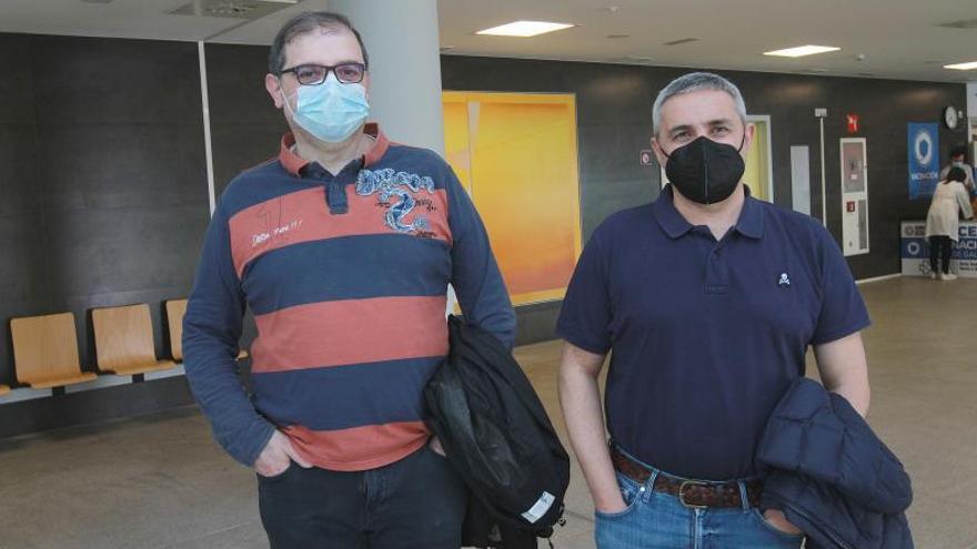 Eduardo y Manuel a las puertas del Complejo Hospitalario de Ourense tras la vacunación. |   // I. OSORIO