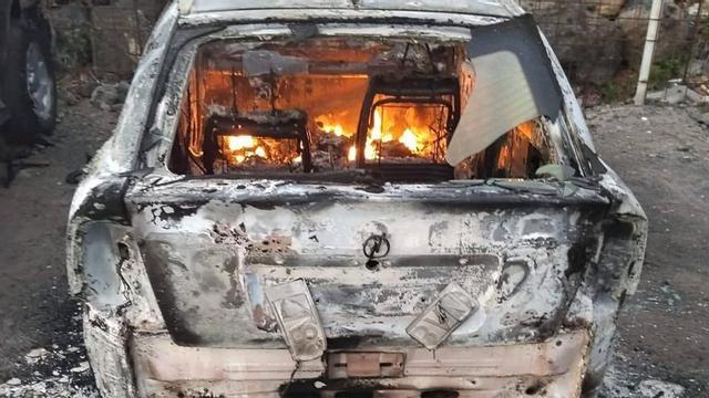 Estado en el que quedó el Opel Astra que fue quemado en la madrugada de ayer en la zona de Las Bajas. | VT NOTICIAS