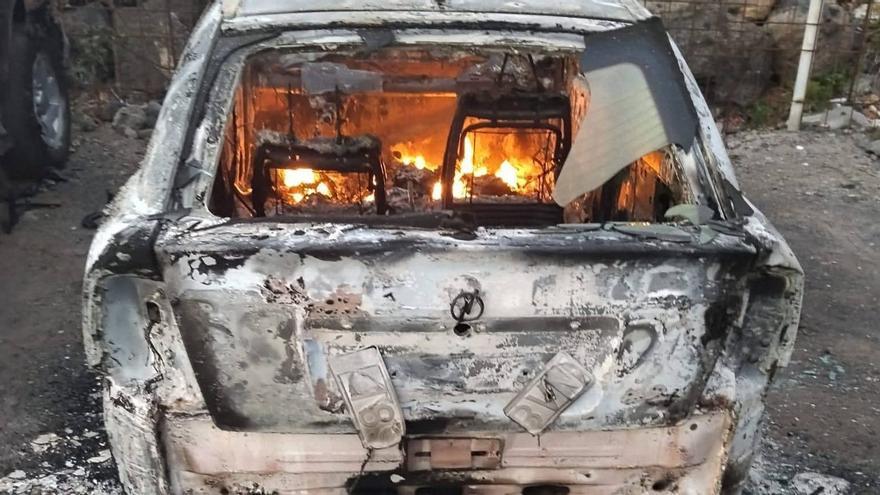 Arden tres coches             en poco más de dos semanas en la costa