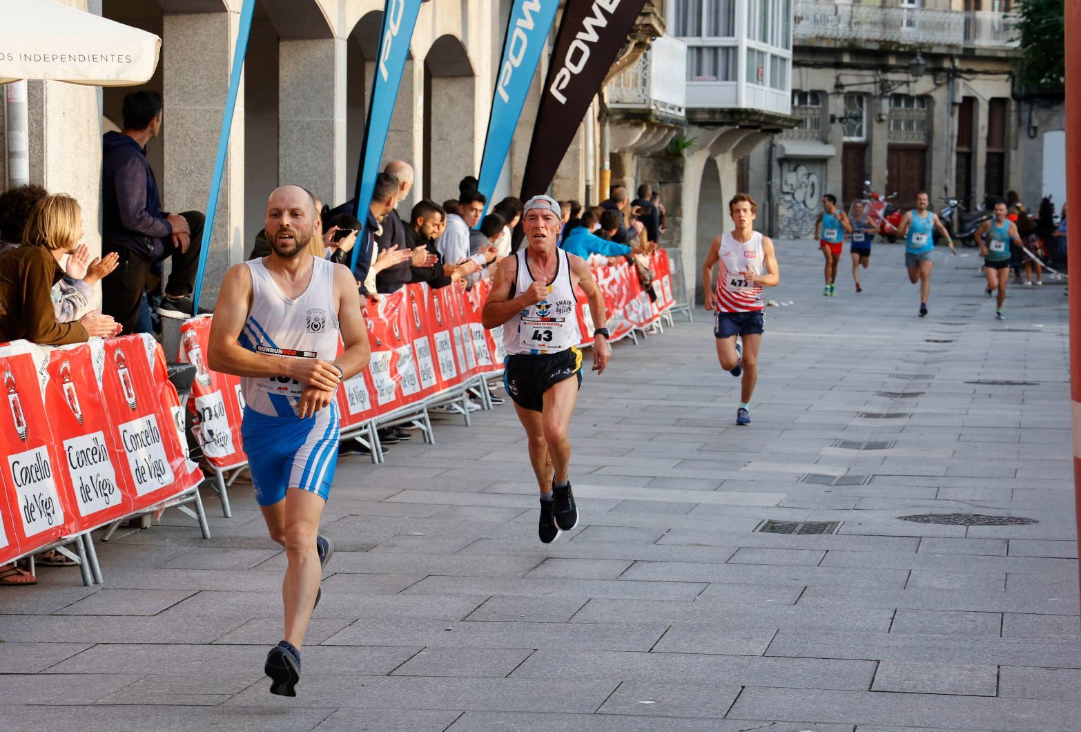 Una carrera con sardina y pan como premios