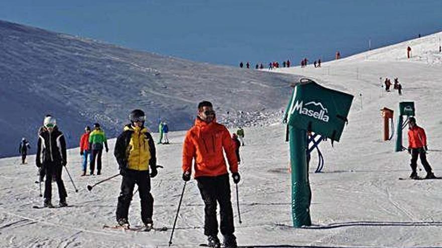 Esquiadors als remuntadors de Masella