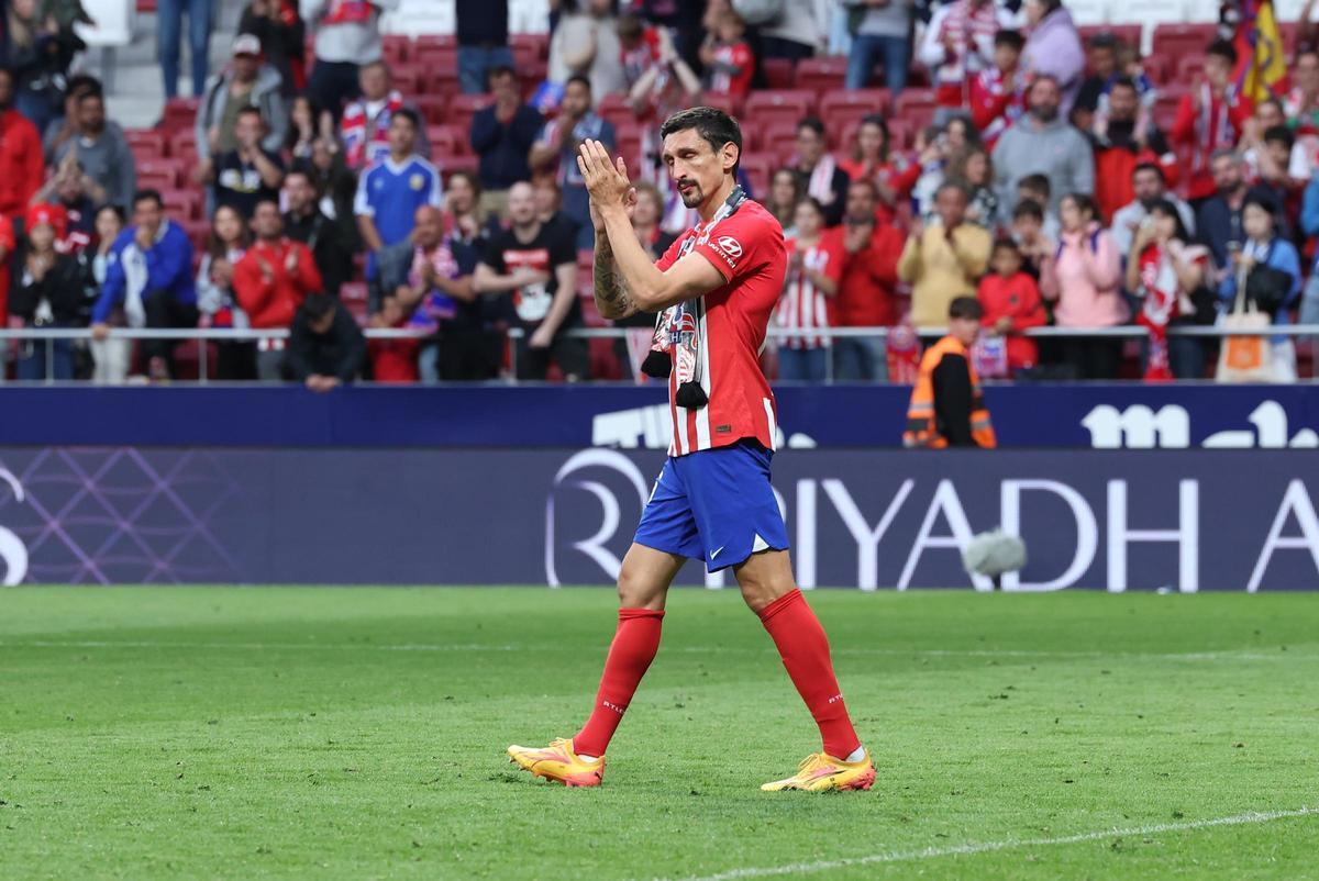 Stefan Savic se despide de la afición del Atlético.