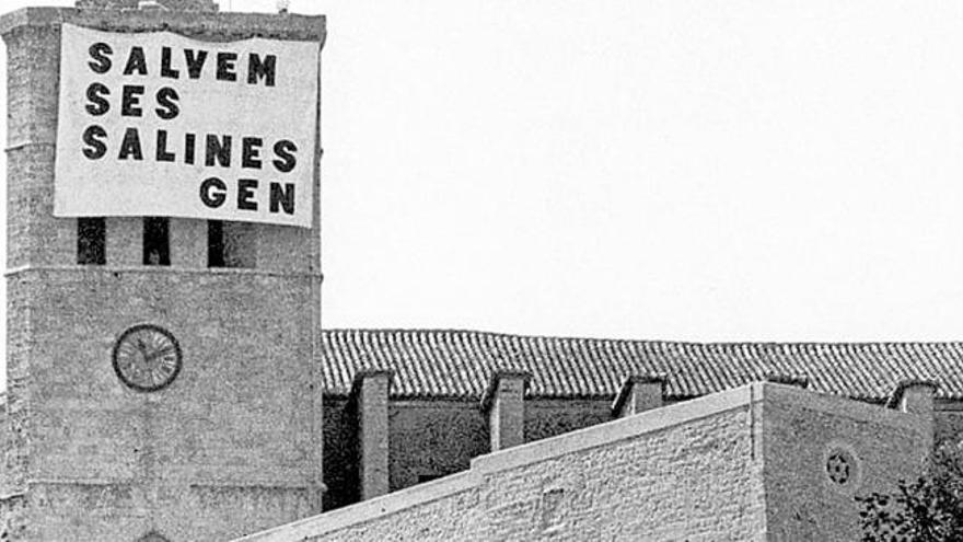 Pancarta desplegada por el GEN en 1990 en la torre de la catedral para reclamar la protección de ses Salines