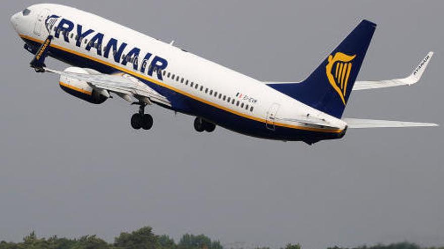 200 trabajadores de Ryanair en Canarias, preocupados por su futuro