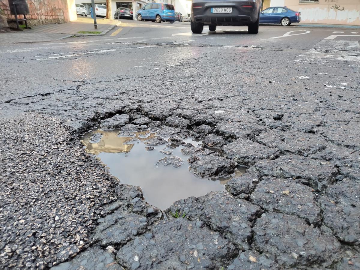 Uno de los baches que se acumulan en Plasencia, a la espera del plan de asfaltado.
