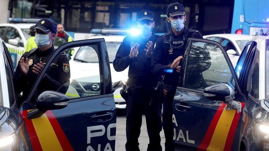 Agentes de la Policía Nacional reciben aplausos por su labor.