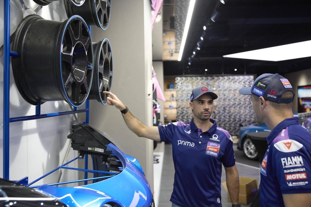 Miguel Oliveira y Jack Miller visitan el Atelier Alpine de Barcelona