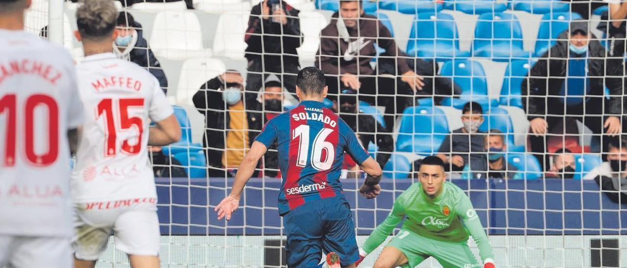 Roberto Soldado encara a Leo Román antes de marcar el primer gol del Levante.