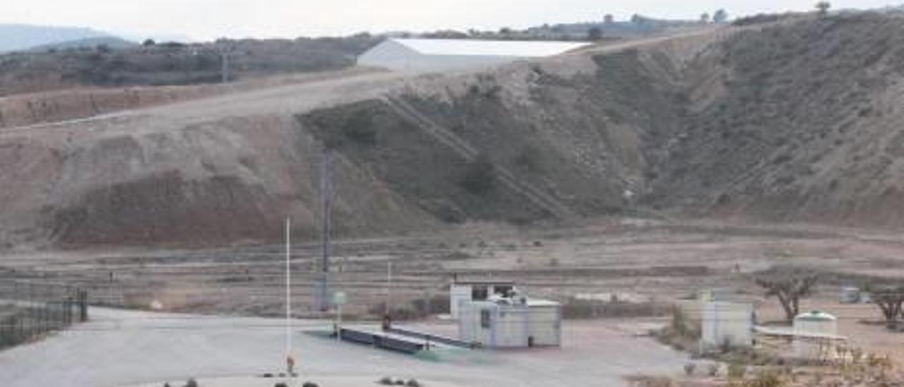 El centro integral de residuos de Las Cañadas de Elda, en dos imágenes tomadas en el año 2010 cuando estaba en pleno funcionamiento.