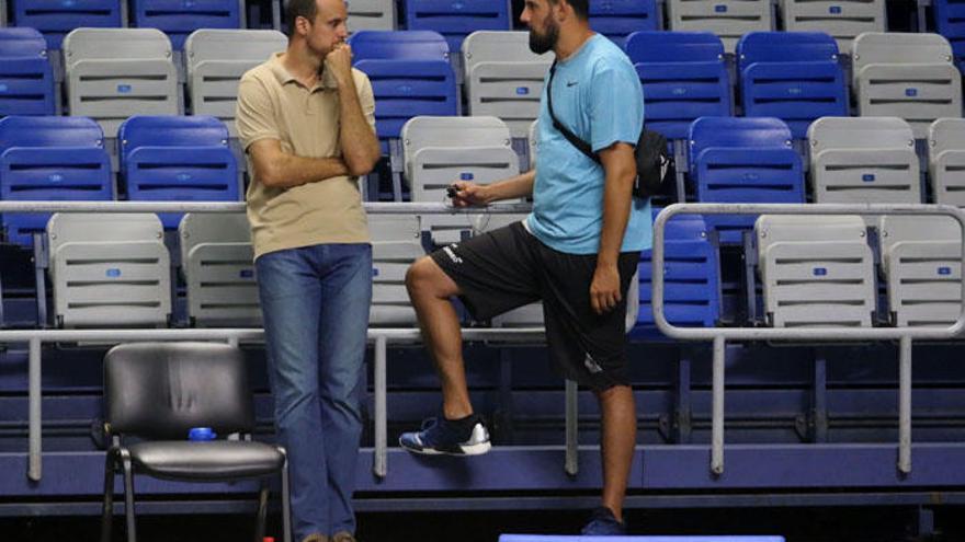 Germán Gabriel se pasó este lunes por el entrenamiento del equipo y dialogó con Carlos Jiménez.