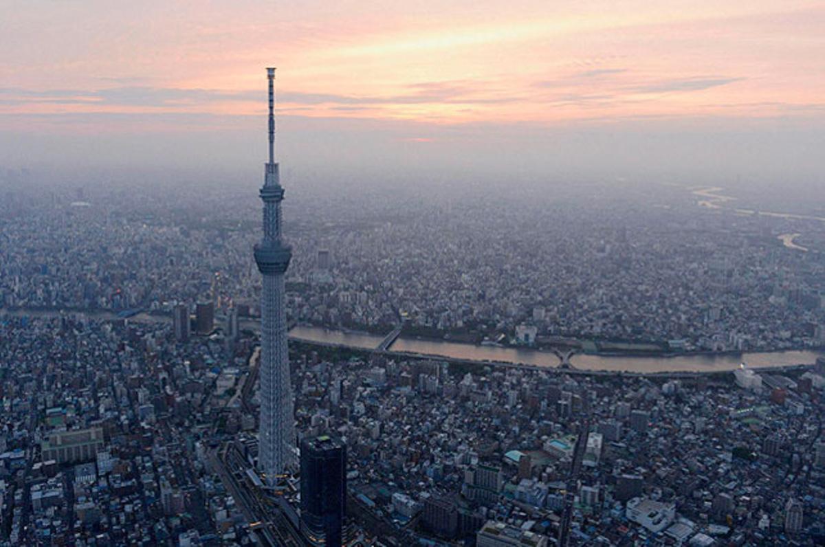 Una vista de Tòquio Skytree, el torre de comunicacions més alta del món amb 634 metres d’altura. La torre ha obert les seves portes al públic aquesta setmana i centenars de persones han visitat les seves instal·lacions i el seu gran centre comercial, a Tòquio.