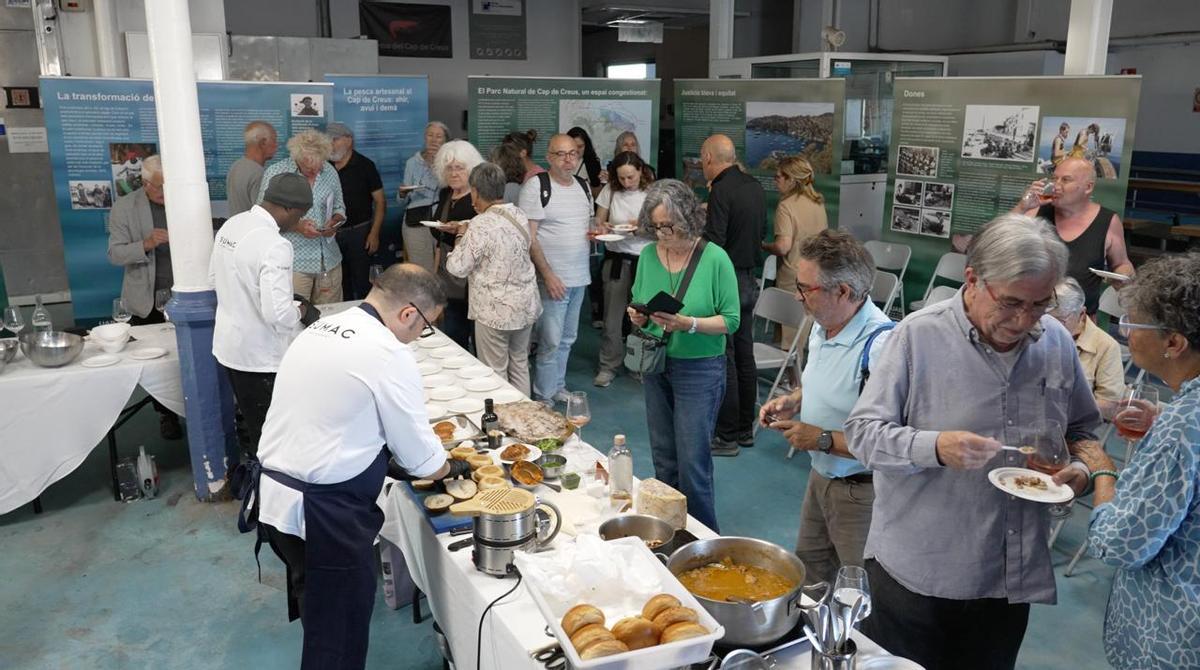 Comensals en una de les activitats del cicle "Cuina de llotja i tradició marinera".