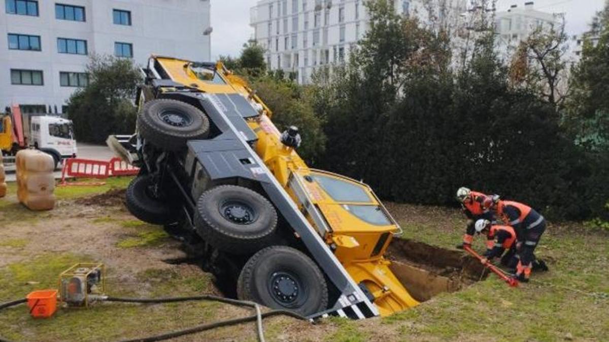 Kurioser Unfall auf Mallorca: Hier ist ein Kran in einen Wasserspeicher gekippt