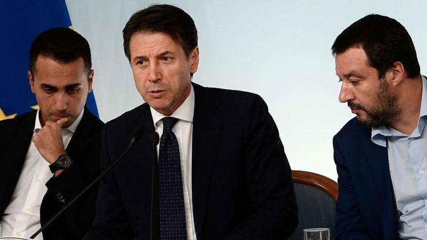 Giuseppe Conte, junto a Luigi Di Maio y Matteo Salvini.