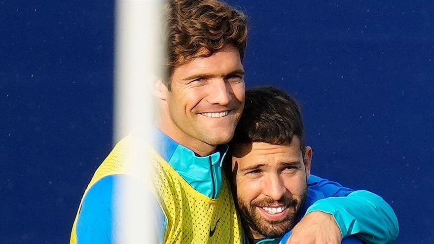 Marcos Alonso y Jordi Alba, en el entrenamiento del Barça.