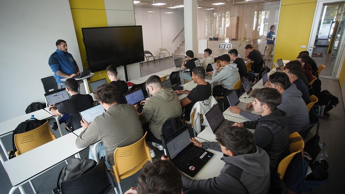 Alumnes en una aula d'FP, en una imatge d'arxiu.