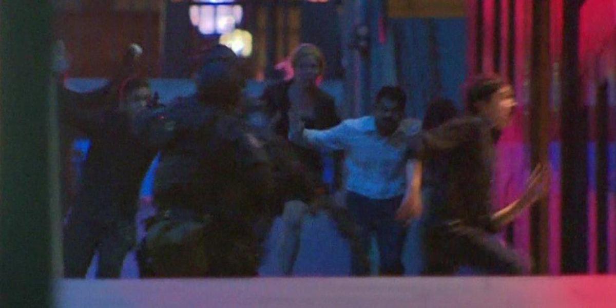 Entrada de la policia al cafè de Sydney on un segrestador tenia retingudes 21 persones.