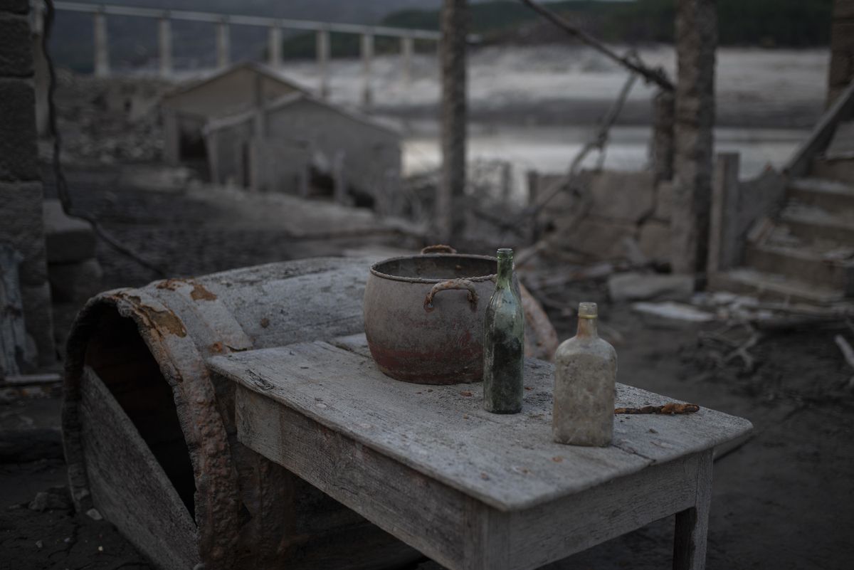 Una olla, un barril, unas botellas... Algunos de los restos de la vida cotidiana que se tragó el agua. // BRAIS LORENZO