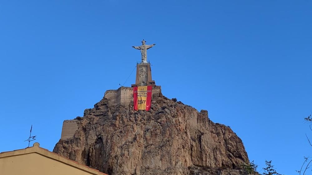 Simpatizantes de Vox cuelgan una pancarta en el Cristo de Monteagudo