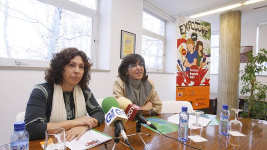 Cristina Alsina i Anna Albar al costat del cartell de l&#039;Expojove 2011.