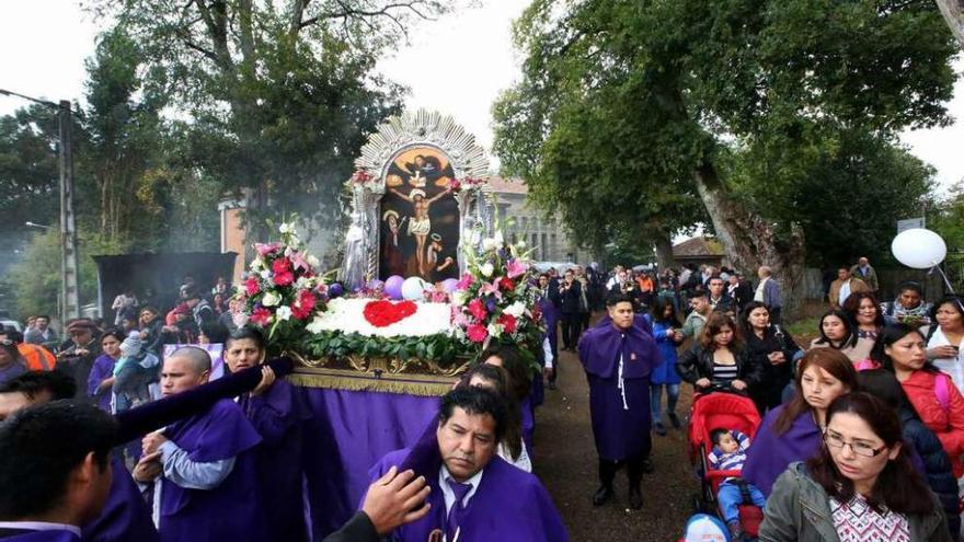 La imagen del Señor de los Milagros, a hombros de costaleros de las cuadrillas, en Caldelas de Tui. // A. Hdez.