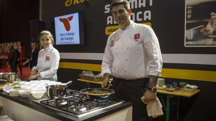 Lucía Freitas y Javier R. Ponte fueron los encargados de la demostración culinaria de ayer. // Bernabé/Ana Agra