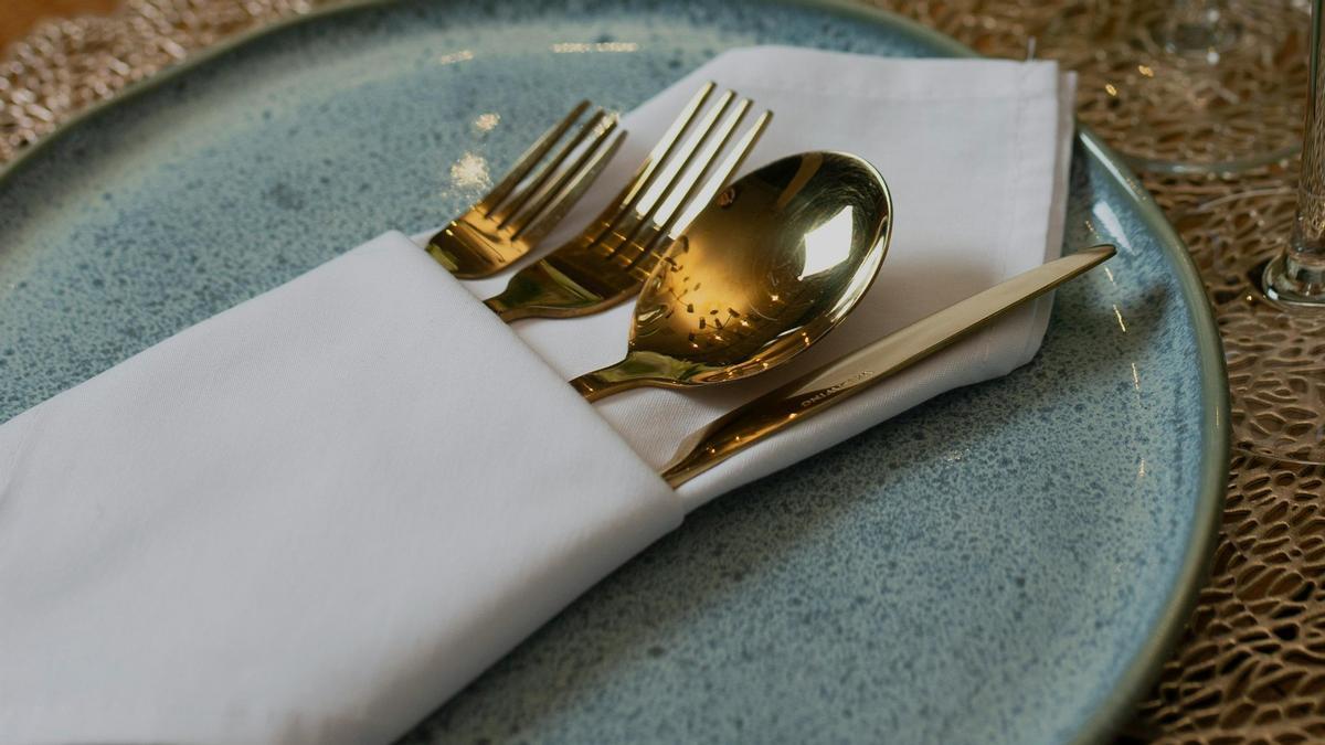 Un servicio para un comensal puesto en una mesa de un restaurante.