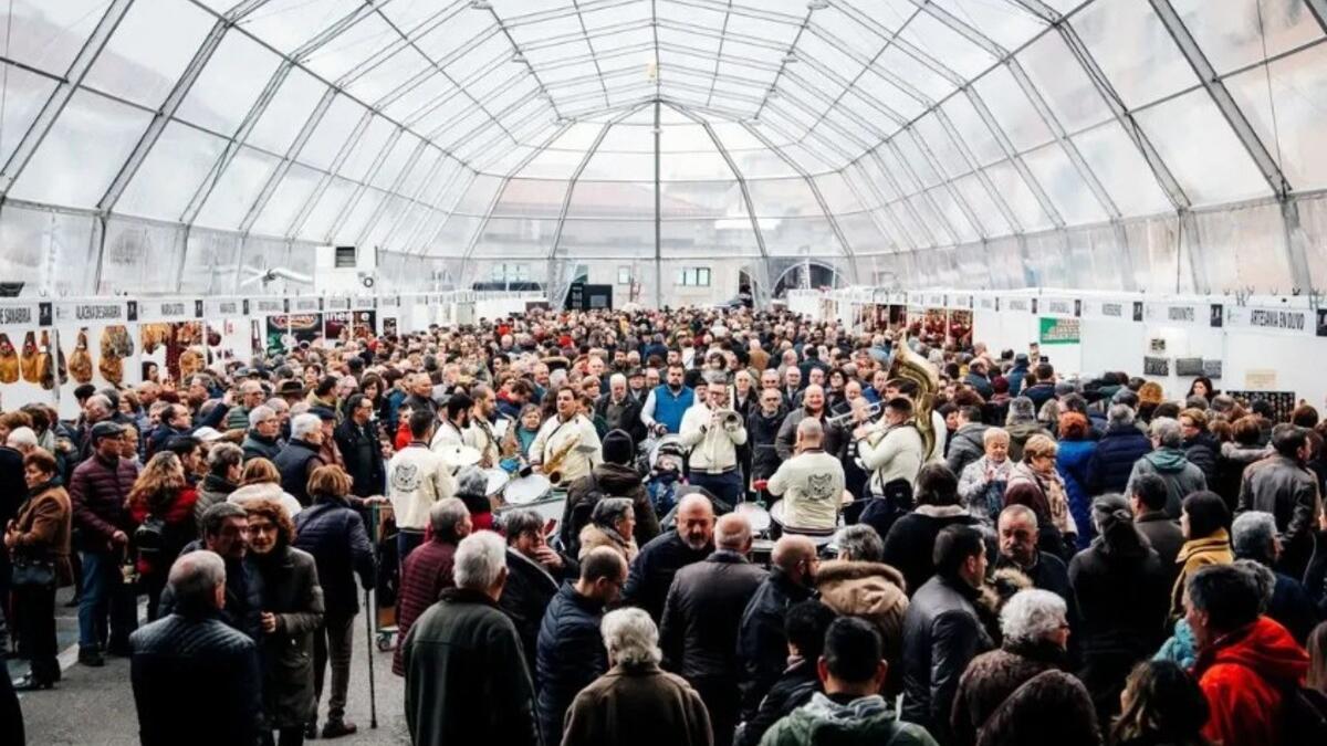 Público en la carpa do cocido en una anterior edición de la exaltación lalinense