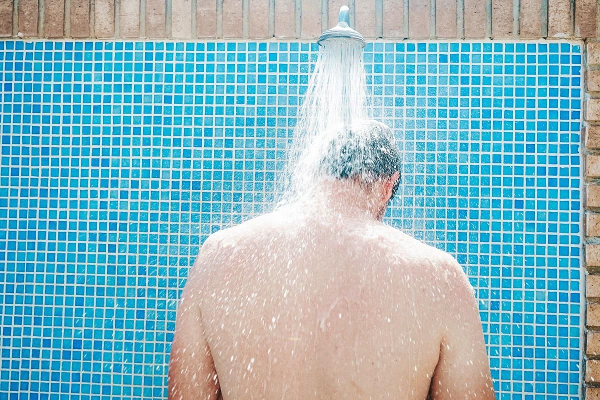 Es importante ducharse antes y después de cada baño.