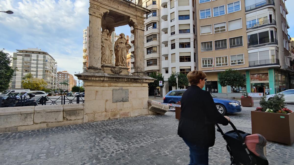 Una mujer pasea frente a uno de los casalicios, dañado tras un accidente.