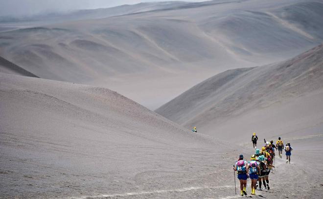 Los competidores participan en la primera etapa de la segunda mitad del maratón de Sables Ica Desert-Peru, en Paracas, Perú.