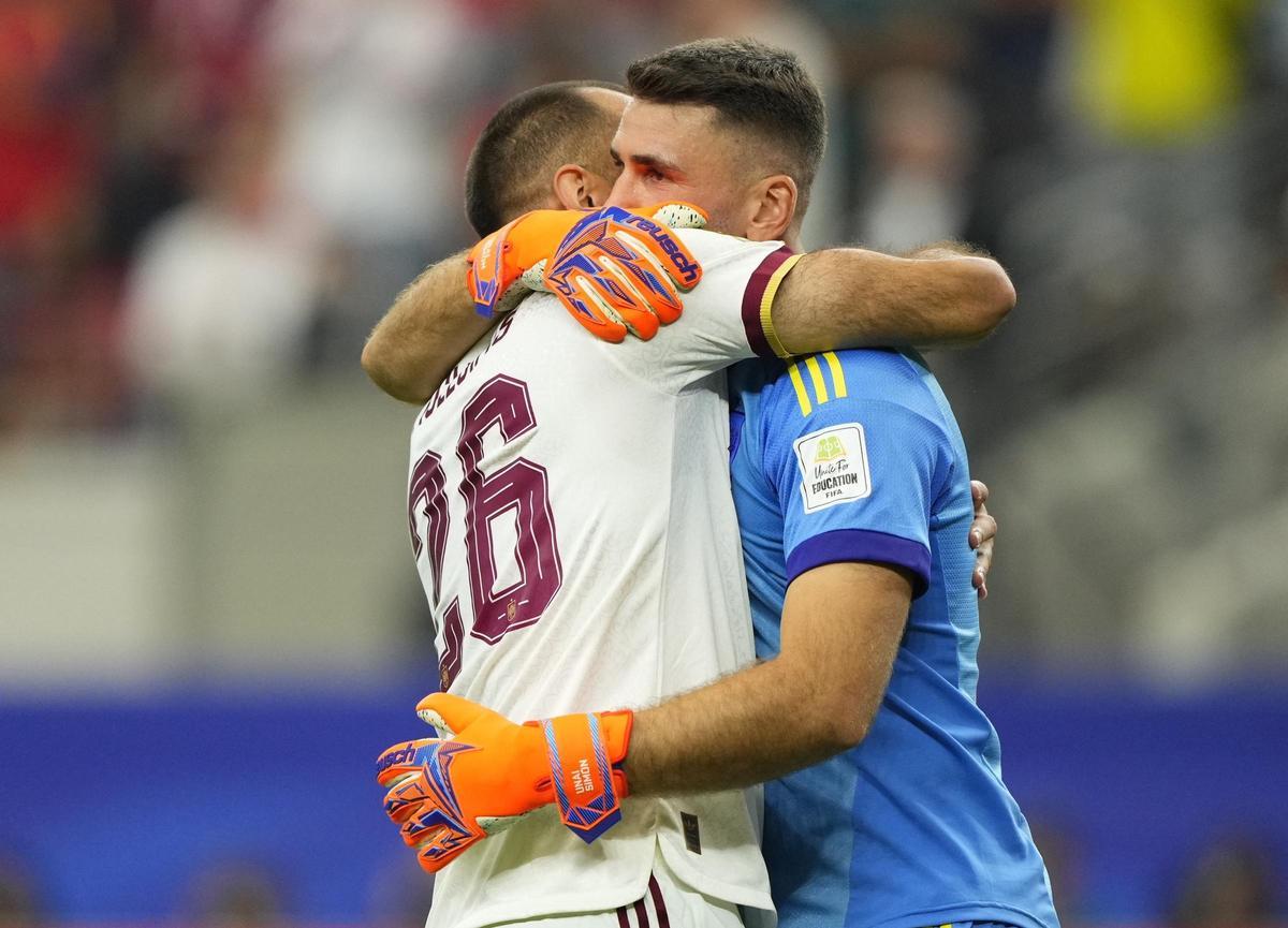 Borja Iglesias abraza a Unai Simón tras la clasificación de España a cuartos de final.