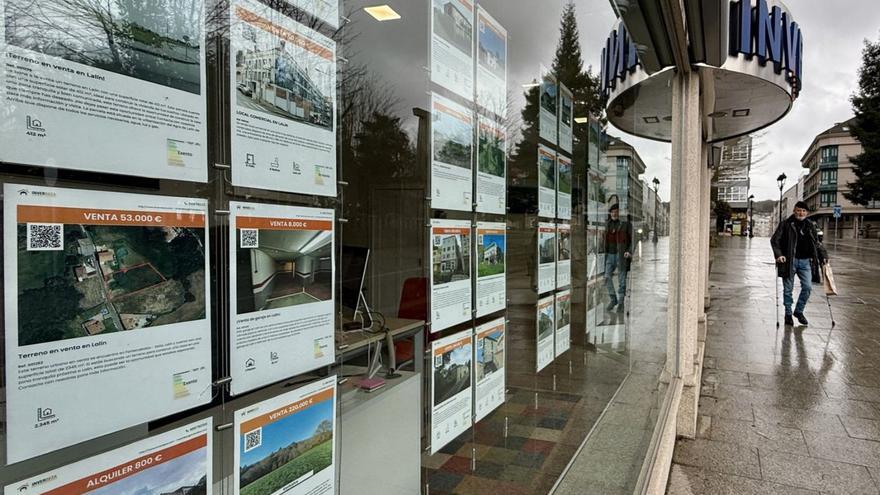 Carteles con ofertas de alquiler en la inmobiliaria Inverdeza, de Lalín.
