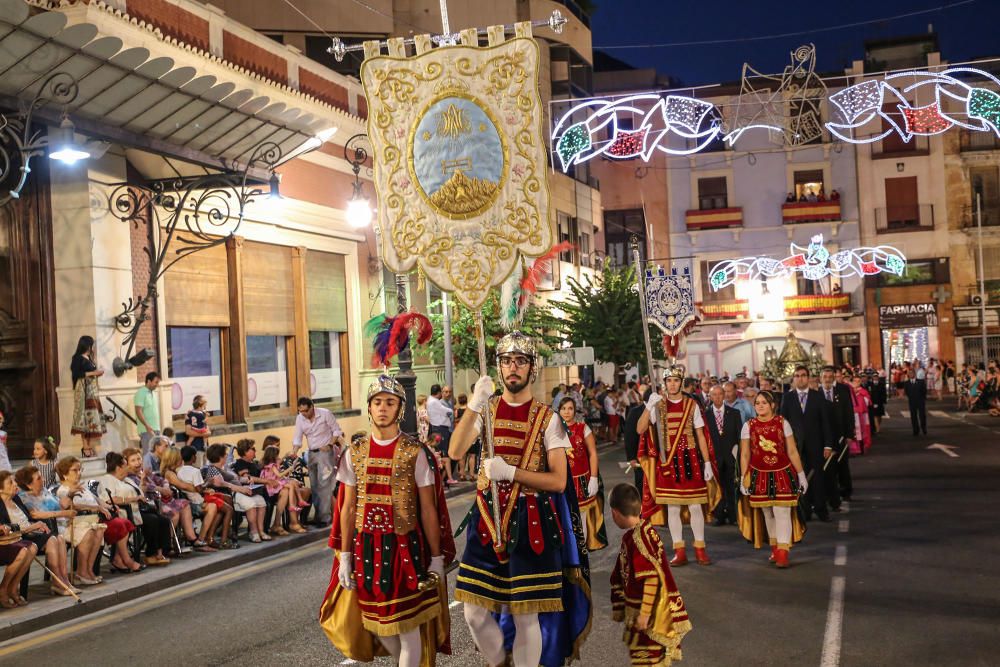 Los Armaos guían en Orihuela a la Virgen de Monserrate