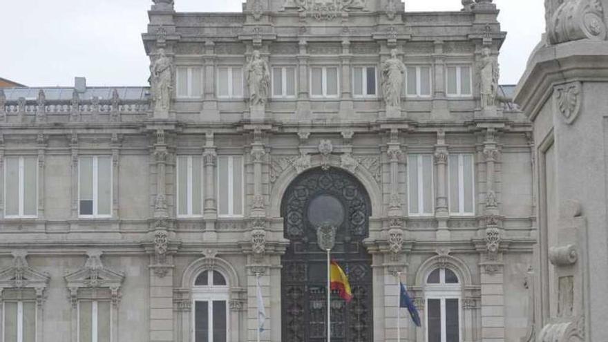 Un grupo de turistas en la plaza de María Pita.