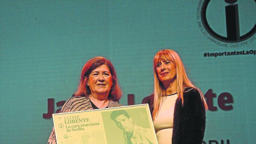 Su madre, María José López, recogió el premio de la mano de la consejera delegada de DFM Rent a car.
