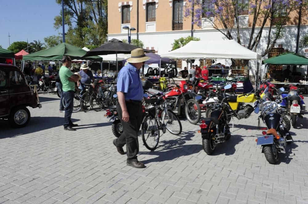 Lo coches antiguos conquistan  el Cuartel de Artillería