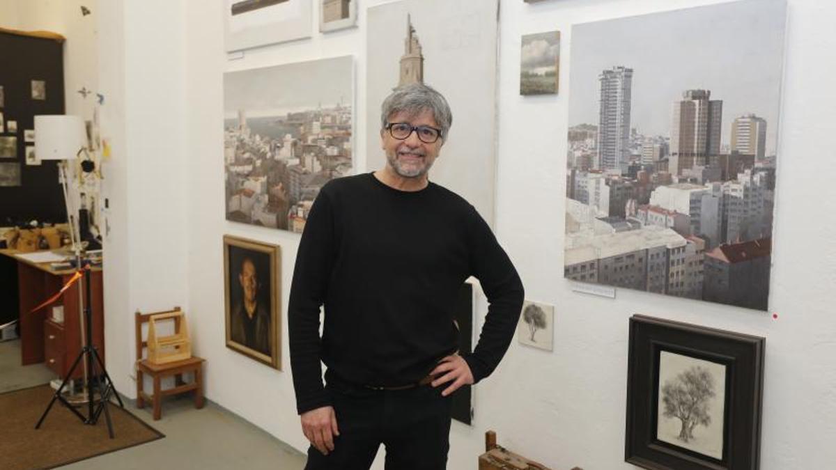 Jano Muñoz posa con su obra. | // IAGO LÓPEZ