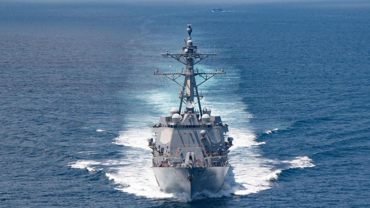 Imagen cortesía de la marina estadounidense del crucero de misiles guiados USS Chancellorsville a su paso por el Mar de China Oriental en el Estrecho de Taiwán