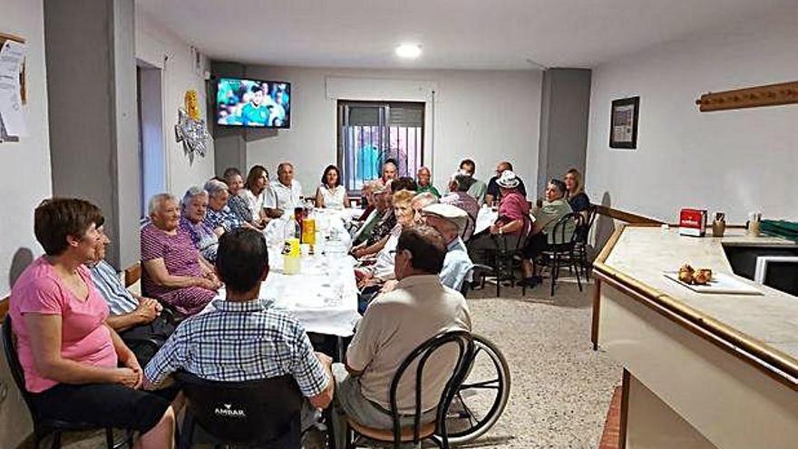 Jubilados durante la reunión en el bar de Quintanilla de Urz.