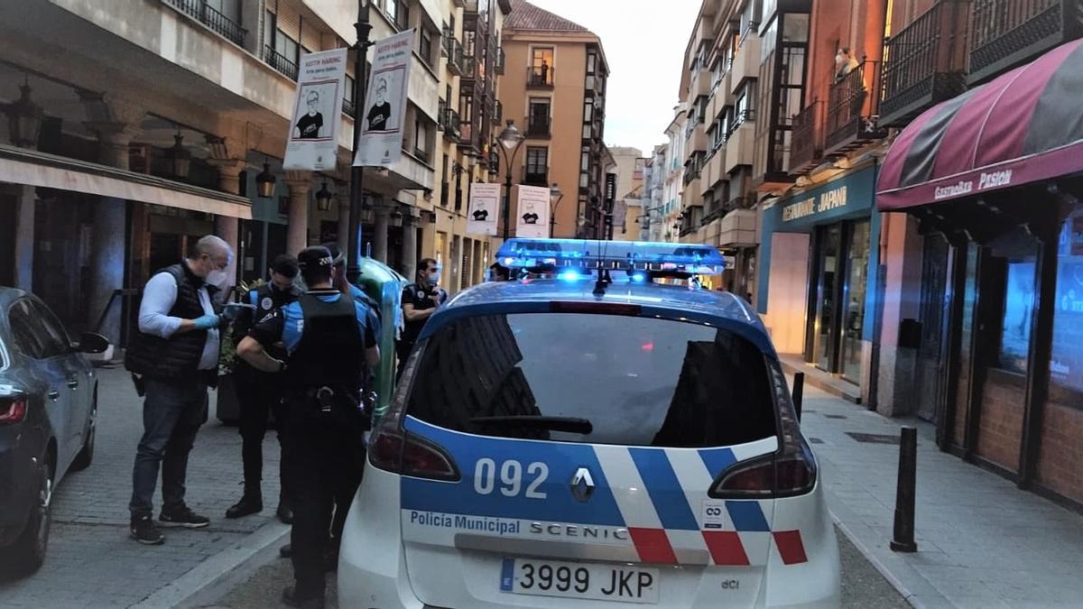 La Policía Municipal de Valladolid durante una intervención.