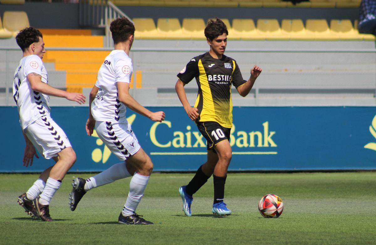El delantero castellonense Iker Adelantado controla un balón cerca del área del UCAM.