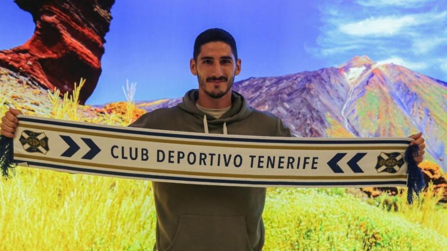 El centrocampista francés Yann Bodiger, ayer a su llegada al aeropuerto de Los Rodeos. | | CD TENERIFE