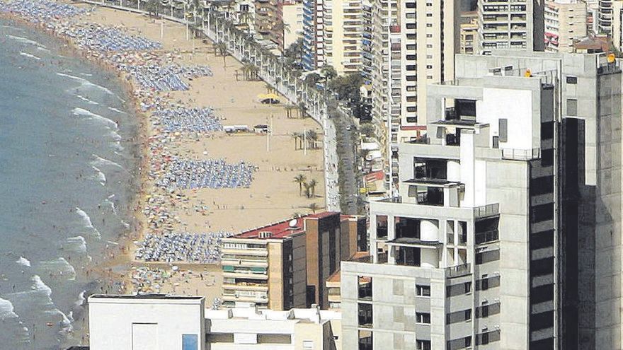 Vista general de Benidorm, poblado de rascacielos.