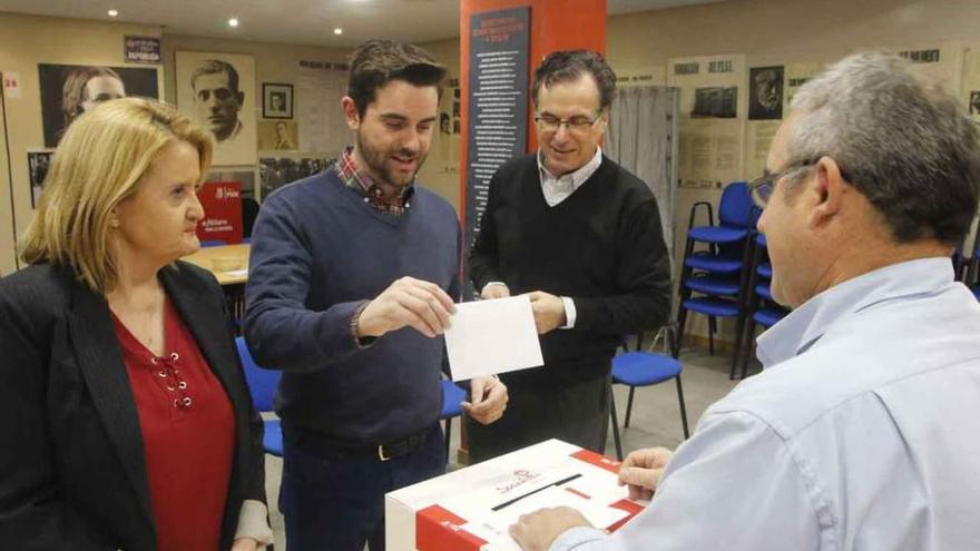 Mar Rominguera, Antidio Fagúndez y Antonio Plaza abren las votaciones en la sede del PSOE .