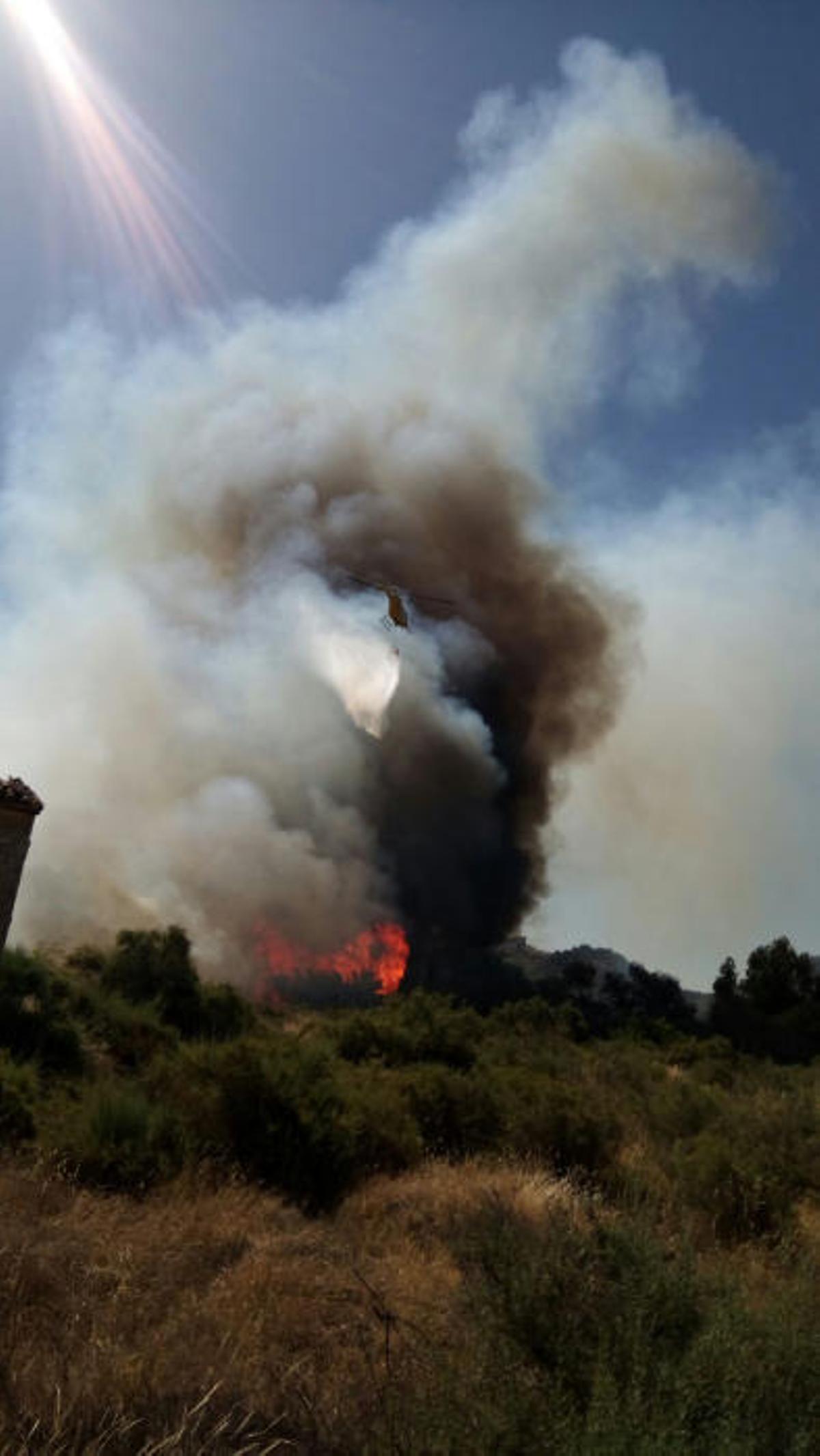 Un incendio forestal en el Menjú de Cieza rodea un Un incendio forestal en el Menjú de Cieza rodea un