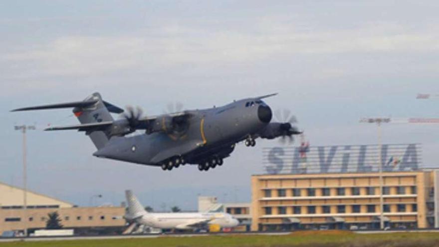 Un Airbus A400-M similar al siniestrado sobrevuela el aeropuerto de Sevilla. // FdV